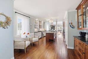 Interior - Charming 2-Bedroom Condo with Rooftop Deck. Close to Shops, Restaurants & Beach. (Coronado)