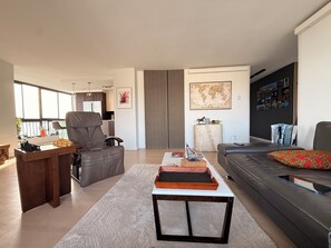 Lobby - Penthouse 2 Blocks from the beach with views from the mountains to the ocean (West Vancouver)