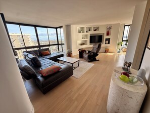 TV - Penthouse 2 Blocks from the beach with views from the mountains to the ocean (West Vancouver)