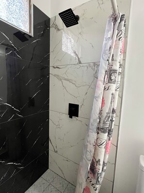 Toallas, jabón, papel de baño 