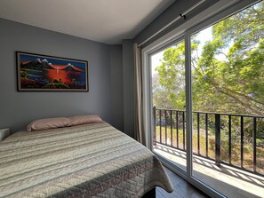 WiFi, bed sheets - Lodging on the shore of Lake Atitlán (Panajachel)