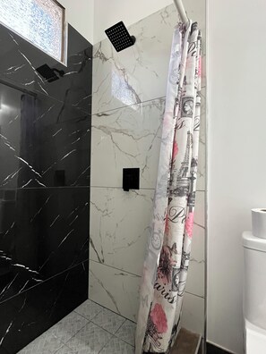 Toallas, jabón, papel de baño 