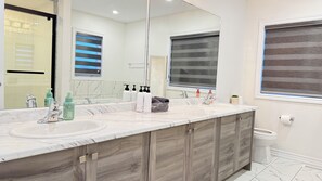 Secadora de cabello, toallas, jabón, shampoo 