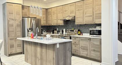 4BR Home w/ Hot Tub & BBQ Near Niagara Falls