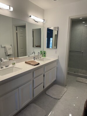 Shower, hair dryer, towels, soap - Arizona Biltmore area Premier 2-bedroom condo (Phoenix)