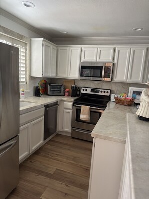 Microwave, oven, stovetop, dishwasher - Arizona Biltmore area Premier 2-bedroom condo (Phoenix)