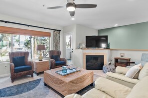 TV, fireplace - New! Bright 4BR steps from Pacific Beach (San Diego)