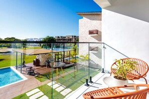 Property grounds - Elegant and Cozy, Cocotal 3BD Apt, Pool & Golf Course Spectacular Views (Punta Cana)
