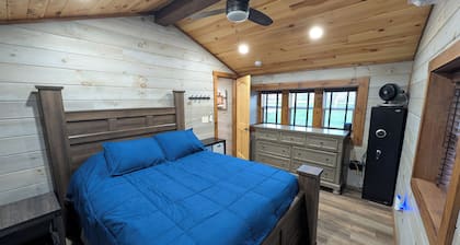 Charming 2-Bedroom Farmhouse with AC in Collinwood