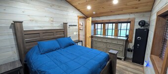 Charming 2-Bedroom Farmhouse with AC in Collinwood