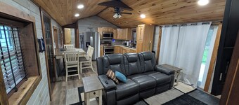 Charming 2-Bedroom Farmhouse with AC in Collinwood