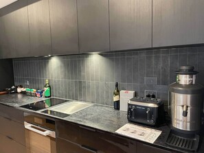 Fridge, microwave, oven, stovetop - SAKURA LODGE in Daylesford Victoria (Daylesford)