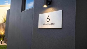 A house number sign on a building wall. - Sakura Lodge in Daylesford Victoria (Daylesford)