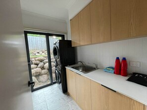 Fridge, microwave, oven, stovetop - SAKURA LODGE in Daylesford Victoria (Daylesford)