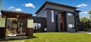 A modern two-story house with a brick exterior, a wooden gate, and a well-maintained lawn. - SAKURA LODGE in Daylesford Victoria (Daylesford)
