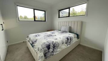 4 bedrooms, WiFi, bed sheets, wheelchair access