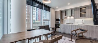 Downtown Vancouver- walking distance to CRUISE port and FIFA world cup.