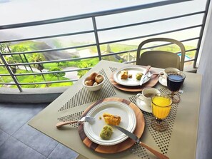 Outdoor dining - Miraflores Luxury Skytop Oceanview Apartment (Miraflores)