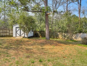 Property grounds - Beautiful 3-bedroom house with AC in tranquil North Augusta. (North Augusta)