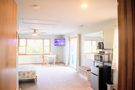 1 室のベッドルーム、WiFi、ベッドシーツ. Charming 1-bedroom Apartment above a Local Bakery