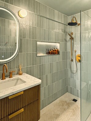 Toilet paper - Sea to Sky Corner Penthouse Ocean and Diamond Head Views (Honolulu)