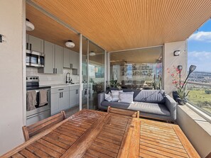Outdoor dining - Sea to Sky Corner Penthouse Ocean and Diamond Head Views (Honolulu)