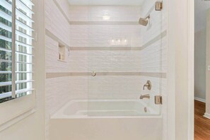 Dusche, Haartrockner, Handtücher, Shampoo