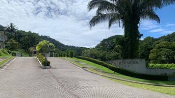 House, 2 Bedrooms, Balcony | Property grounds