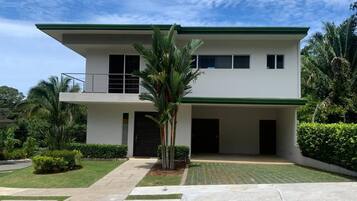 House, 2 Bedrooms, Balcony | Bahagian luar