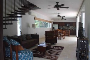 House, 2 Bedrooms, Balcony | Living room - Villa Bonita, Playa Hermosa (Bahía Ballena)