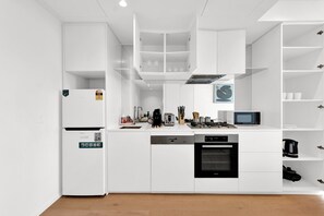 Kühlschrank, Mikrowelle, Ofen, Herdplatte