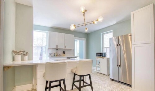 Downtown Hamilton Retreat - Walk to Dining + Sleeps 5+