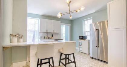 Downtown Hamilton Retreat - Walk to Dining + Sleeps 5+