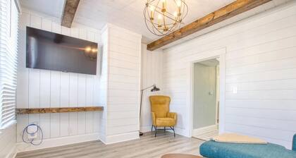 Downtown Hamilton Retreat - Walk to Dining + Sleeps 5+