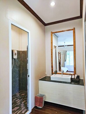 Douche, articles de toilette gratuits, sèche-cheveux