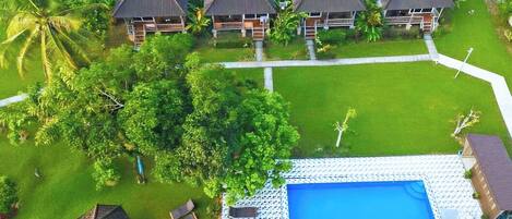 Una piscina al aire libre