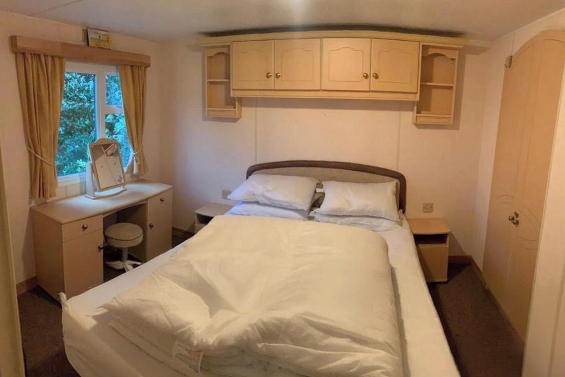 Tabla de planchar con plancha, wifi, ropa de cama
