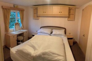 Iron/ironing board, WiFi, bed sheets - 14 South Happy Days - Sleeps 6 Pet free caravan (Skegness)