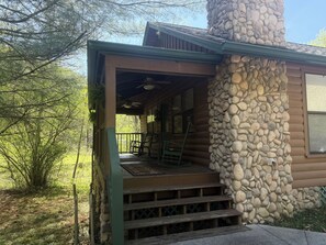 Terrace/patio - The Henley Cabin at Leather Bound Hollow in Sevierville, TN (Sevierville)