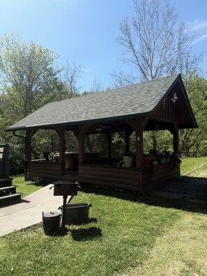 Property grounds - The Henley Cabin at Leather Bound Hollow in Sevierville, TN (Sevierville)