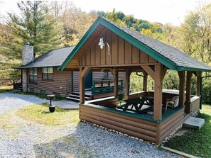 Outdoor dining - Don Henley Cabin at Leather Bound Hollow in Sevierville, TN (Sevierville)
