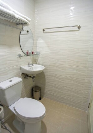 Estudio superior, vista a la ciudad | Baño