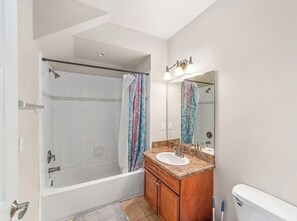 Towels, toilet paper - Furnished 2/2 apartment w/ parking, walking distance to campus- avail short term (Gainesville)