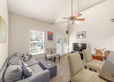 Furnished 2/2 apartment w/ parking, walking distance to campus- avail short term