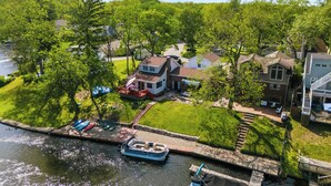 Un quartier résidentiel avec des maisons, un quai et un bateau.