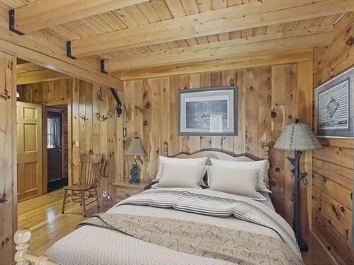 Private Mountain Escape, 50+ Acres, Hiking Trails