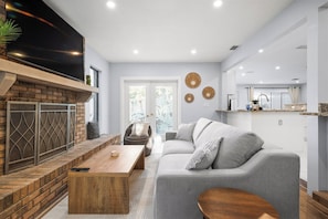 Smart TV, table football, ping pong - Peaceful Pool Home Oasis - Minutes to Beaches and Boardwalk (Seminole)