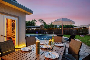 Outdoor dining - Peaceful Pool Home Oasis - Minutes to Beaches and Boardwalk (Seminole)