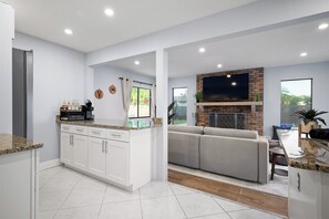 Smart TV, table football, ping pong - Peaceful Pool Home Oasis - Minutes to Beaches and Boardwalk (Seminole)