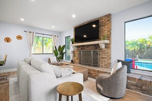 Smart TV, table football, ping pong - Peaceful Pool Home Oasis - Minutes to Beaches and Boardwalk (Seminole)